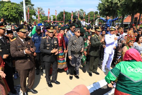 Ribuan Masyarakat Antusias Ikuti Upacara Hari Lahir Pancasila di Grahadi, Pj Gubernur Adhy Syukuri Nikmat Persatuan di Tengah Keberagaman